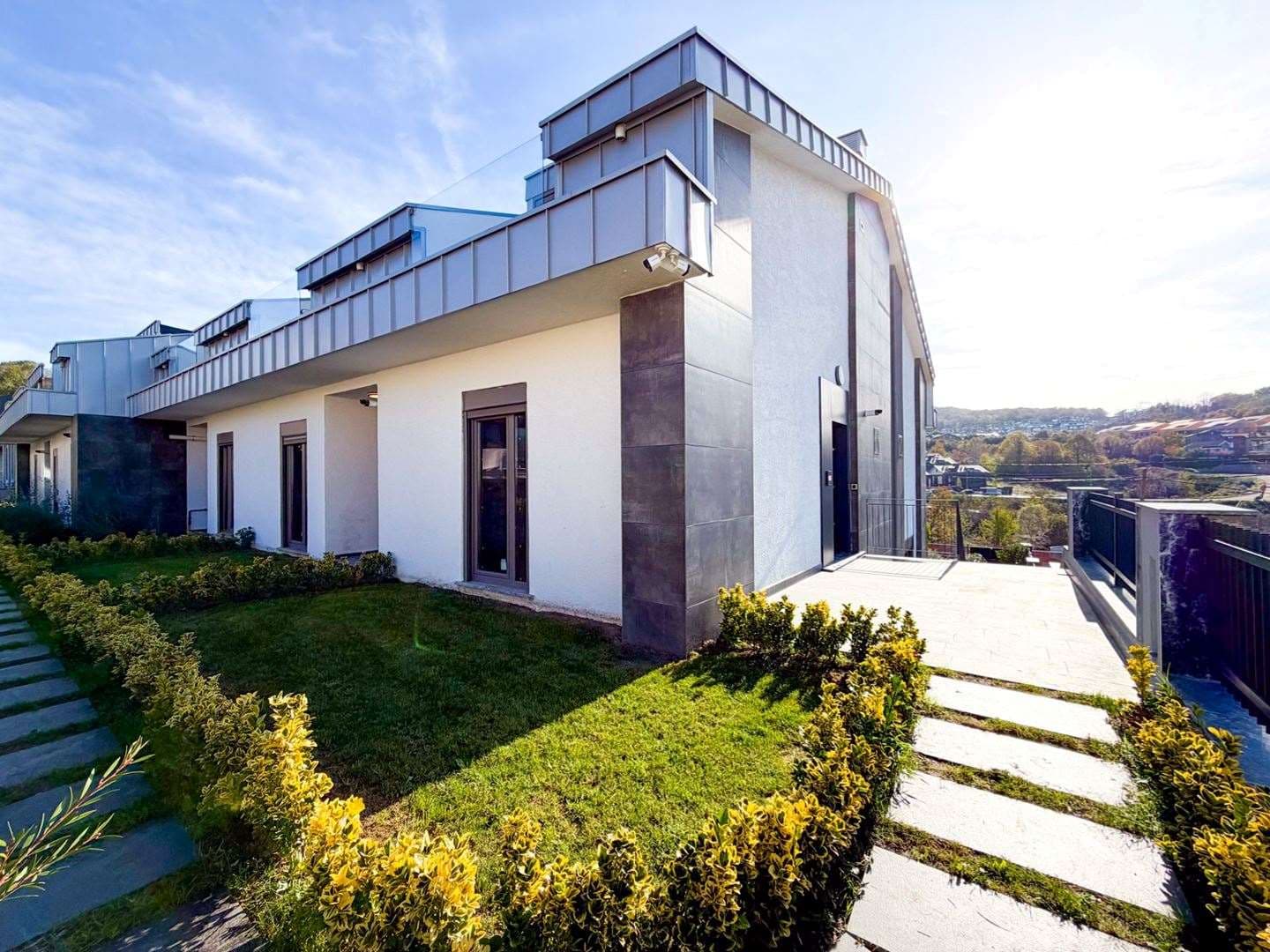 Loca Zekeriyaköy'de Müstakil Bahçeli 4+1 Satılık Villa! — 1/51